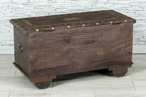 Brązowy drewniany kufer indyjski z okuciami