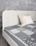 Łóżko tapicerowane na drewnianych nóżkach 180x200