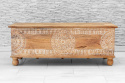 Skrzynia drewniana na nóżkach w mandale z Indii