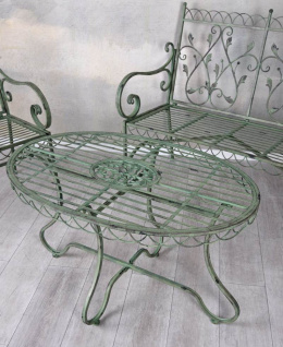 Zielony postarzany niski stolik ogrodowy prowansalski