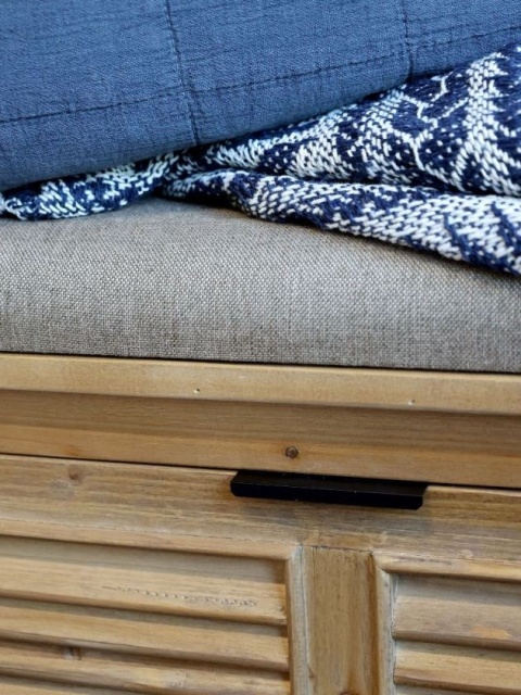 Drewniana komoda z siedziskiem Chic Antique