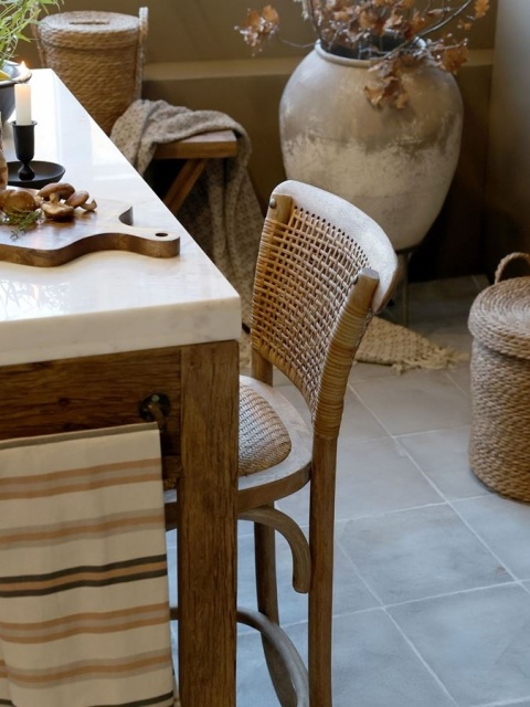 Krzesło barowe drewniane z rattanem Chic Antique