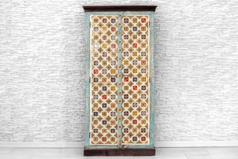 Indyjska drewniana szafa ozdobiona kolorowymi kafelkami