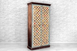 Indyjska drewniana szafa ozdobiona kolorowymi kafelkami