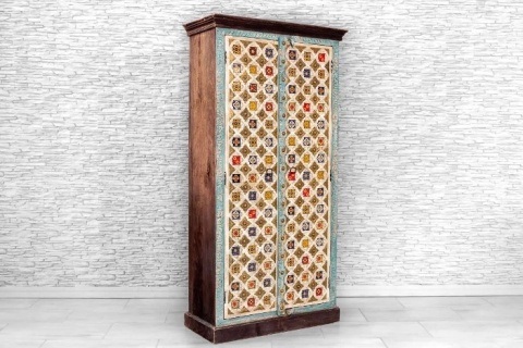Indyjska drewniana szafa ozdobiona kolorowymi kafelkami