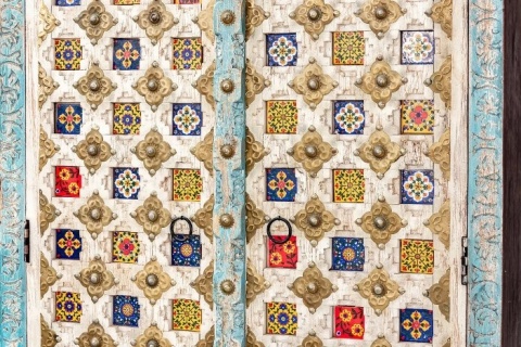 Indyjska drewniana szafa ozdobiona kolorowymi kafelkami