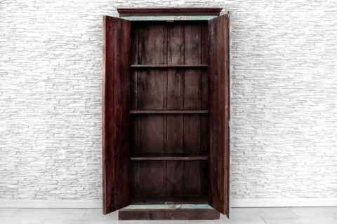 Indyjska drewniana szafa ozdobiona kolorowymi kafelkami