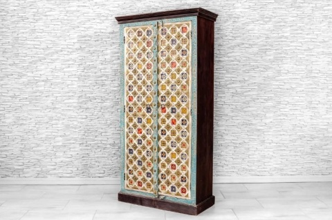 Indyjska drewniana szafa ozdobiona kolorowymi kafelkami