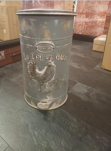 Szary kosz na śmieci z kogutem w stylu farmhouse